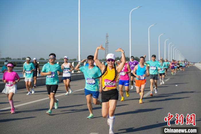 共度佳节 中外跑者乐跑七里海湿地