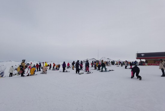 滑雪，让一个边陲小村溢满青春气息