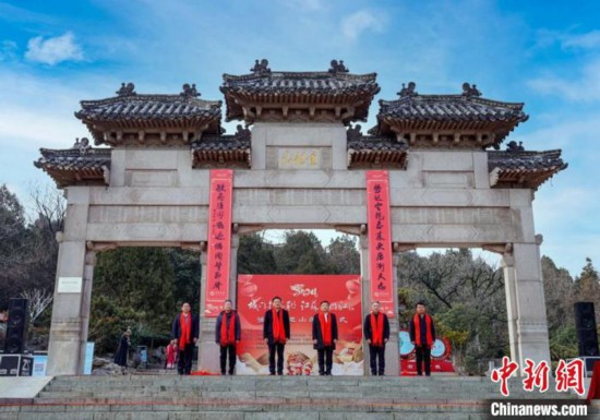 江苏徐州：巨幅春联迎新年 “仪式感”里贺新春