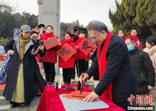 江苏徐州：巨幅春联迎新年 “仪式感”里贺新春