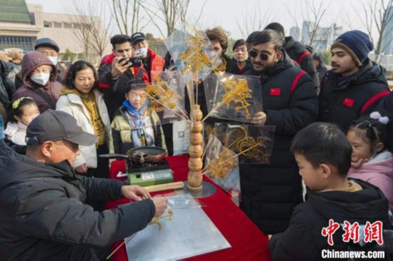 江苏徐州：巨幅春联迎新年 “仪式感”里贺新春