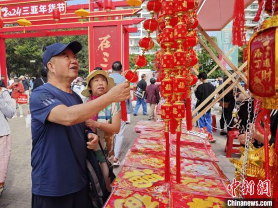 春节临近三亚旅游人气火旺 年味渐浓