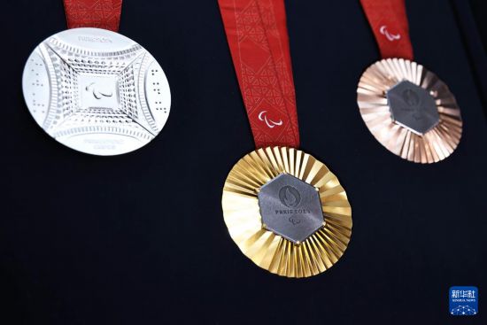 这是2月8日在发布现场拍摄的巴黎残奥会奖牌。