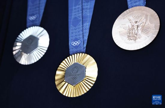 这是2月8日在发布现场拍摄的巴黎奥运会奖牌。
