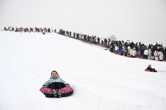 图为1月18日，市民在内蒙古赛马场滑雪圈。