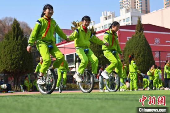 兰州小学生“玩转”独轮车 跌倒爬起中练就“追风少年”