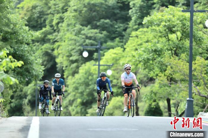 陕西：近300名骑手竞速秦岭山水间 助力“文体旅”融合发展