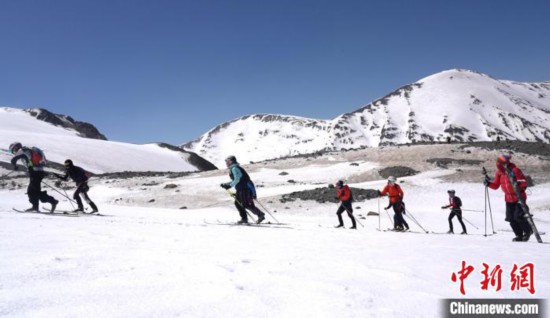 百余名运动员在岗什卡雪峰上展开适应性训练